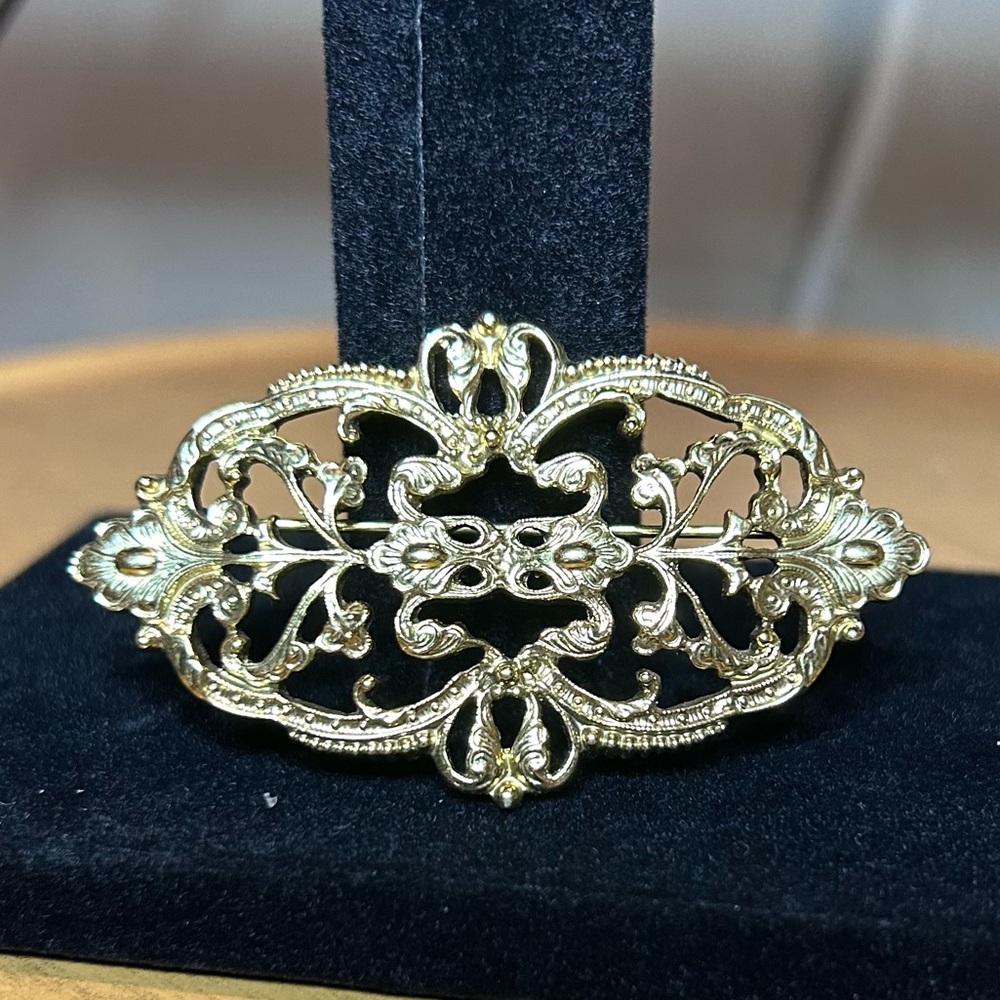 Gold tone filagree brooch Scarf clip Lapel pin‎